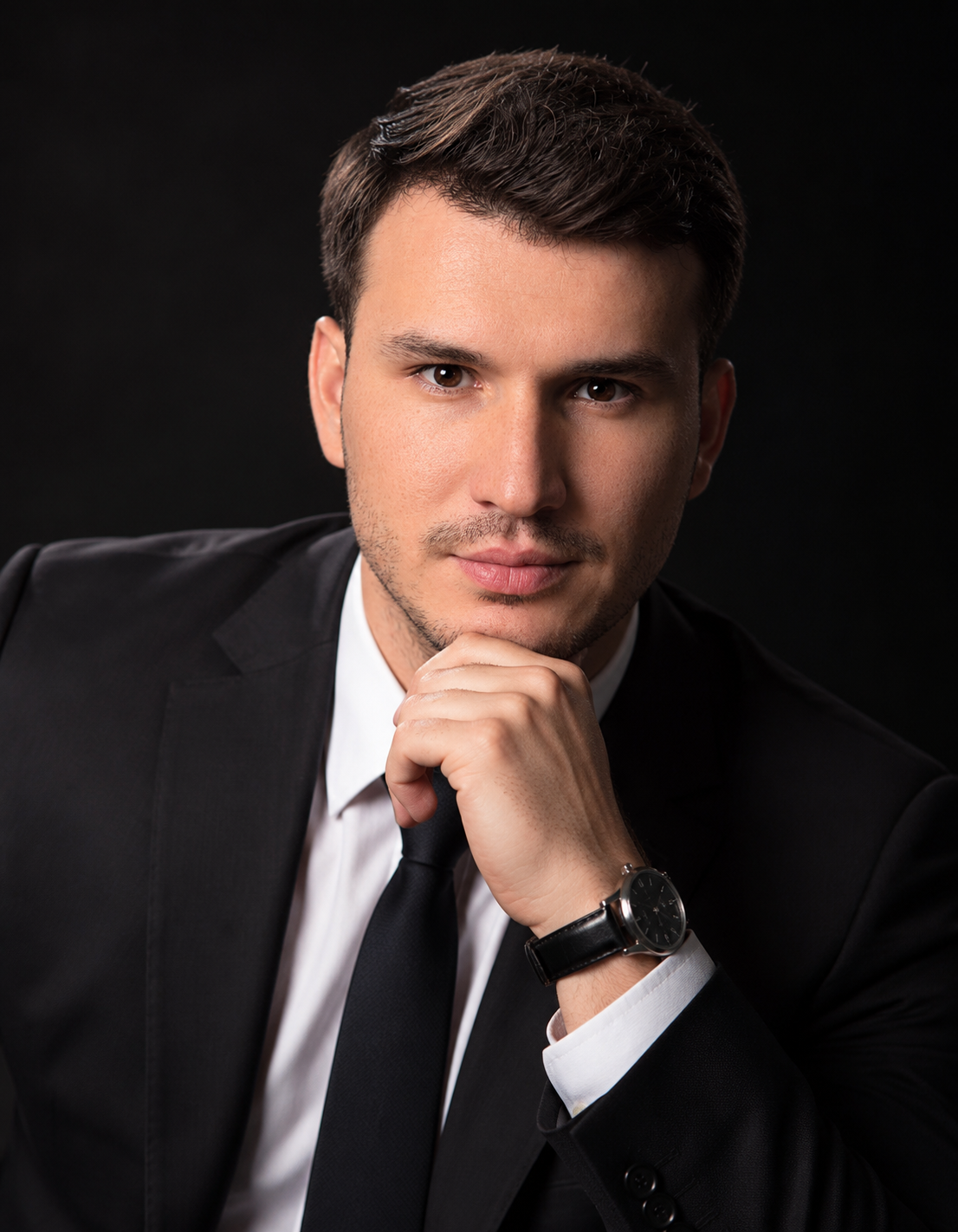 Деловой портрет мужчины на чёрном фоне