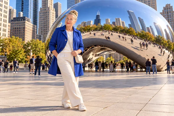 AI-образ: Отражение в Cloud Gate