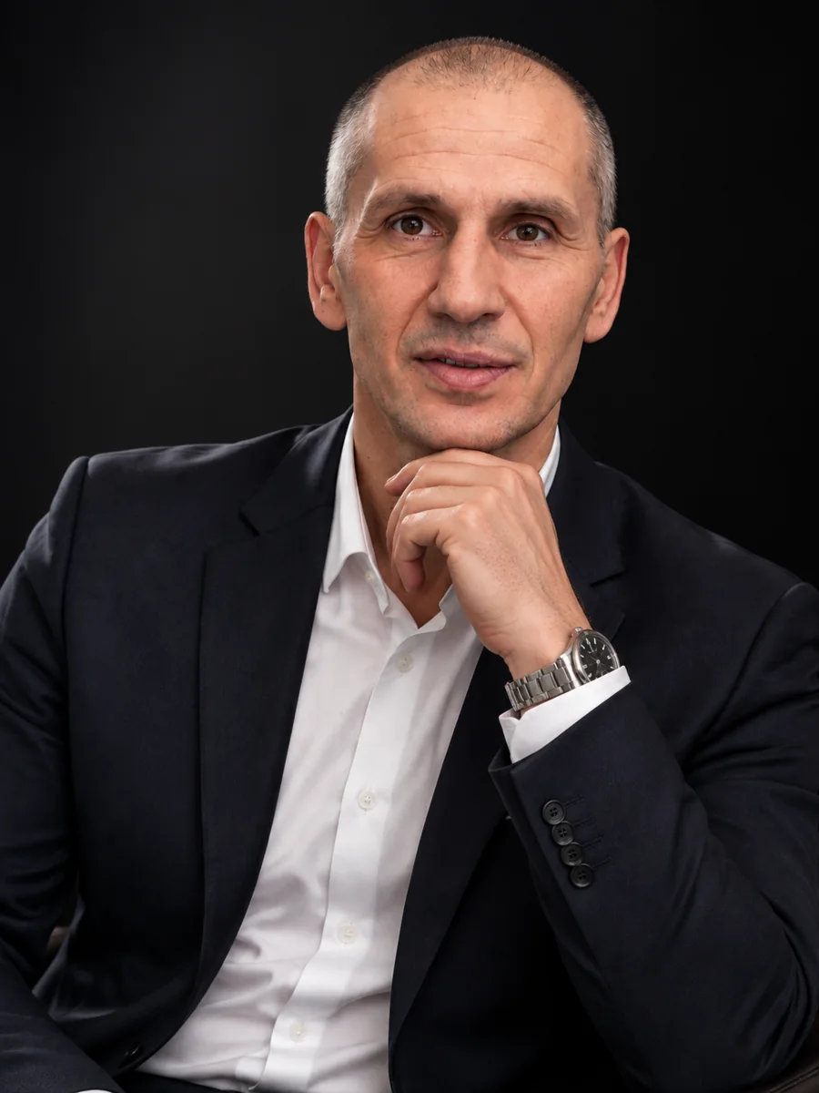 Славик · портрет на тёмном фоне