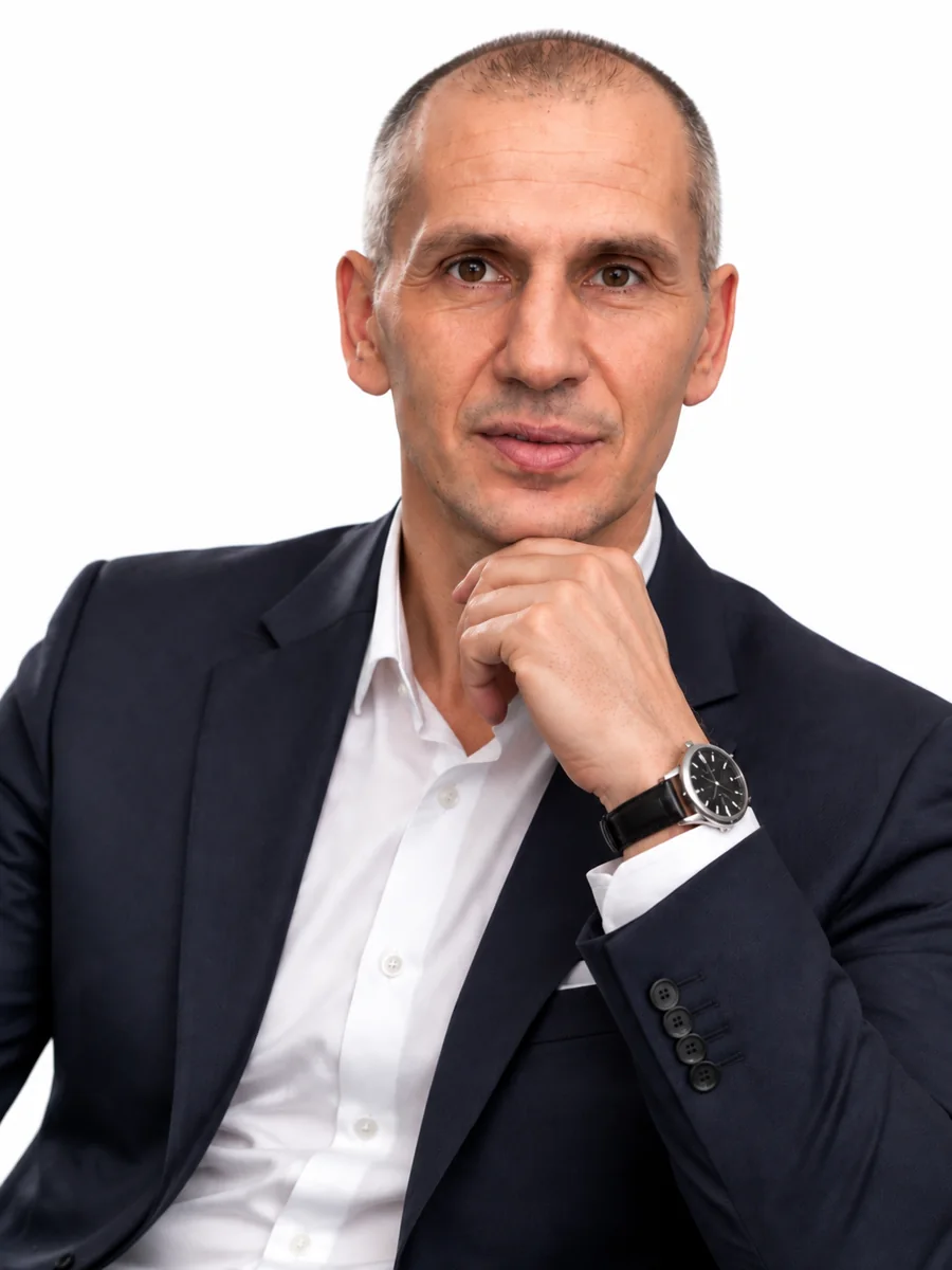 Славик · портрет на светлом фоне