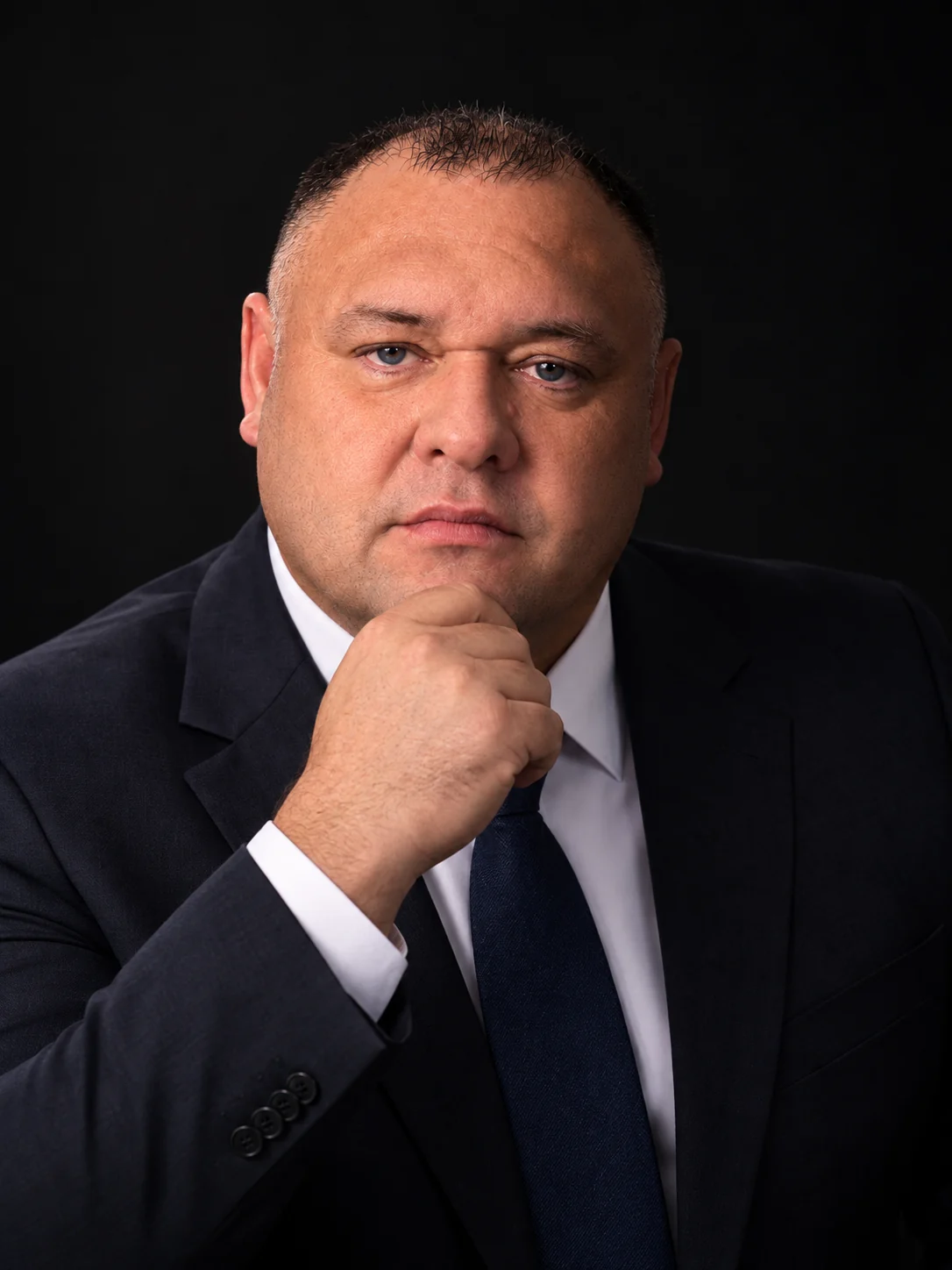 Деловой портрет мужчины на чёрном фоне