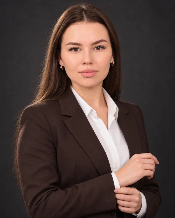Деловой портрет на тёмном фоне — AI-портрет