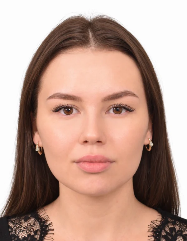 Предоставленный женский портрет на белом фоне